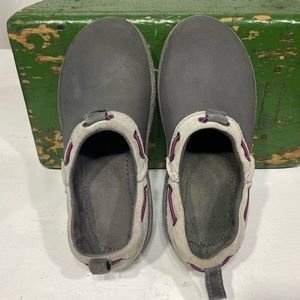 Crocs Gray Pink Suede Loafers Clogs Women’s 9